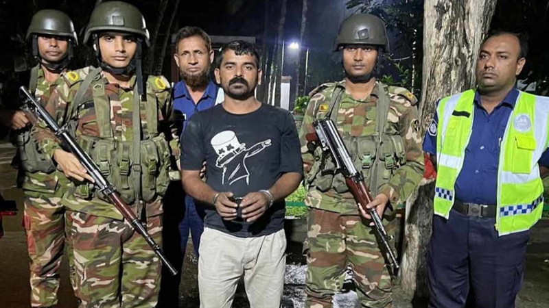 চাঁদাবাজির অভিযোগে স্বেচ্ছাসেবক দল নেতা গ্রেপ্তার