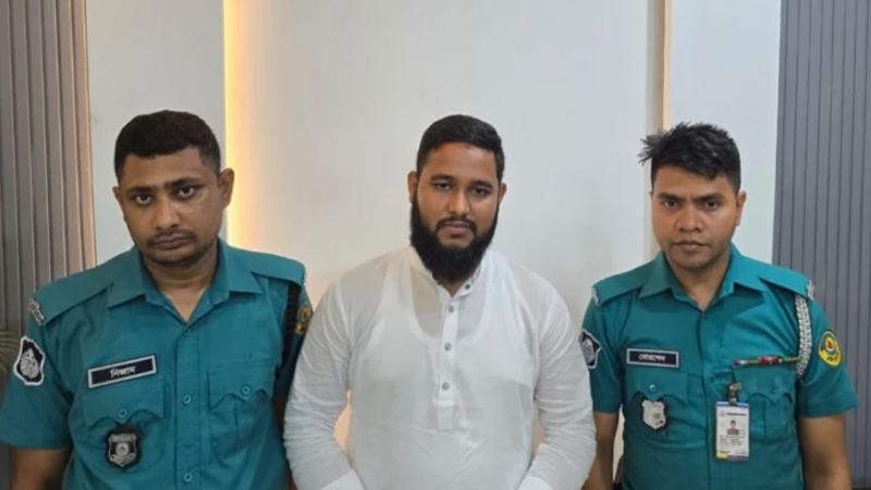 নারীকে লাথি মারা সেই যুবক গ্রেপ্তার