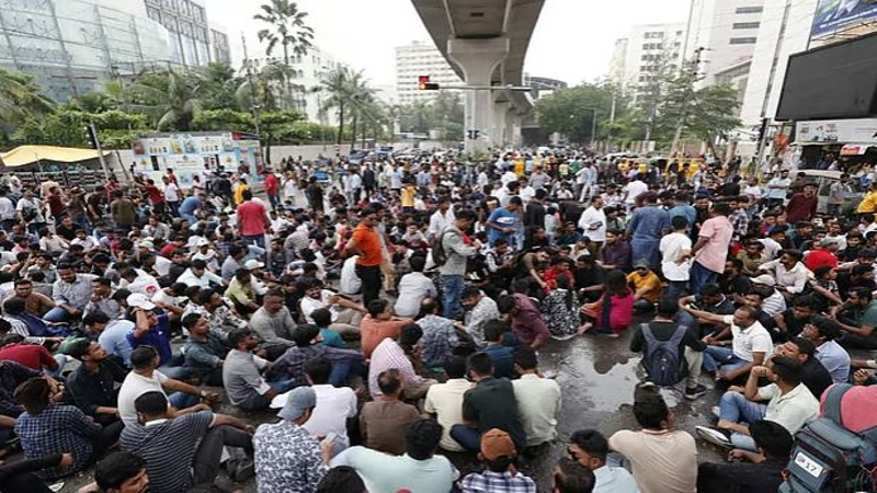 শাহবাগে ছাত্রদলের অবস্থান, তীব্র যানজটে ভোগান্তি