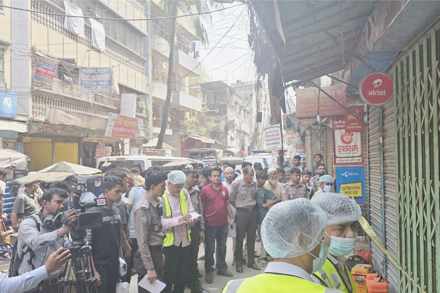 দেয়াল ভেঙে দোকানে চুরি, ২২০ ভরি স্বর্ণ-রুপা লুট