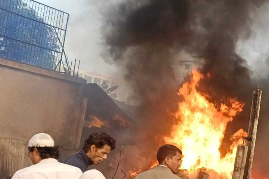 সিদ্ধিরগঞ্জে বৈদ্যুতিক শট সার্কিট আগুনে দগ্ধ ৮