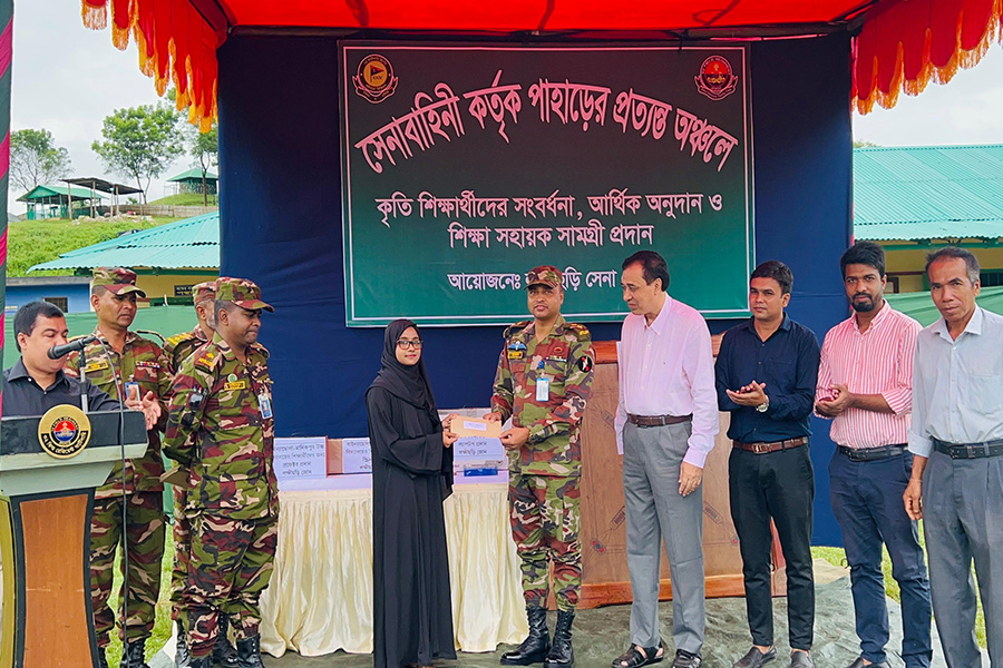 সেনাবাহিনীর আর্থিক অনুদান ও শিক্ষা সহায়তা প্রদান