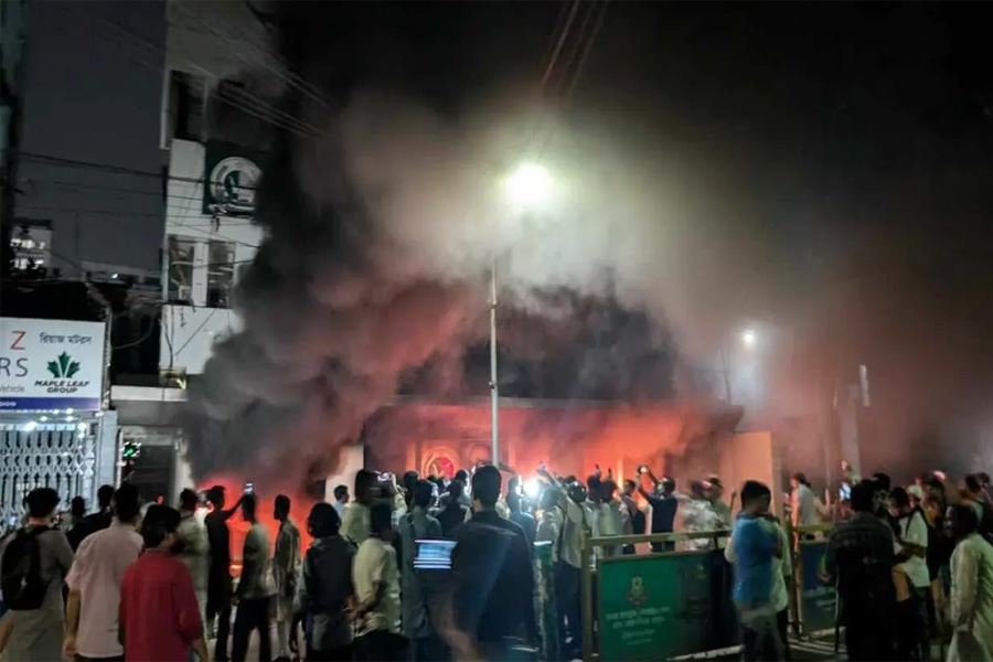জাতীয় পার্টির কেন্দ্রীয় কার্যালয়ে ভাঙচুর, অগ্নিসংযোগ