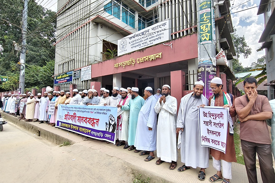 খাগড়াছড়িতে ইসকন নিষিদ্ধের দাবিতে হেফাজতের মানববন্ধন
