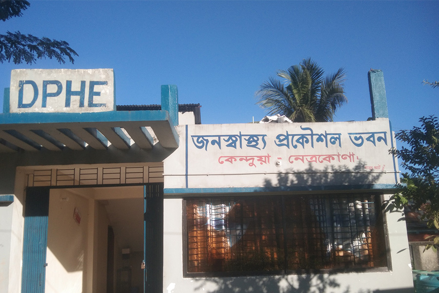 কেন্দুয়ায় টিউবওয়েল দেওয়ার নামে অর্থ নেওয়ার অভিযোগ