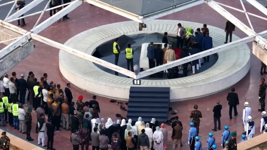 স্বামীর পাশে চিরনিদ্রায় শায়িত খালেদা জিয়া