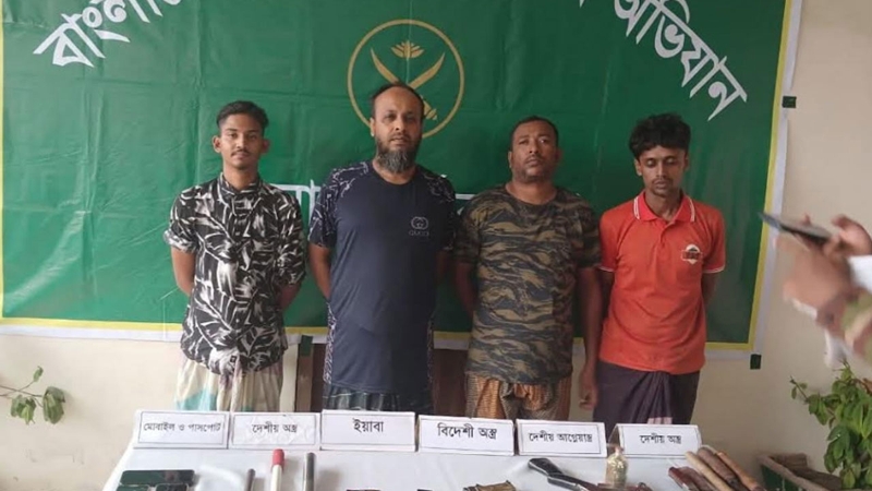 খুলনায় অস্ত্র-মাদকসহ ওয়ার্ড বিএনপির সভাপতিসহ গ্রেপ্তার ৪