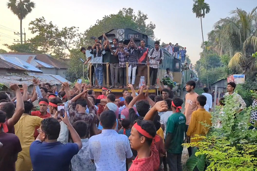 কিশোরগঞ্জ ইকবালের সমর্থনে ট্রেন আটকিয়ে গণমিছিল