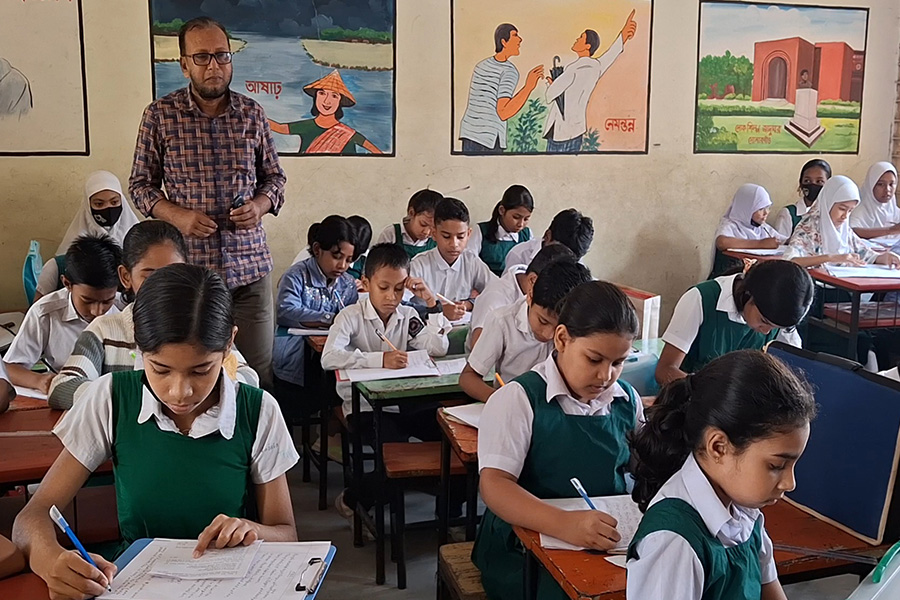 কিশোরগঞ্জে শিক্ষকদের কর্মবিরতি, পরীক্ষা নিলেন অভিভাবকেরা