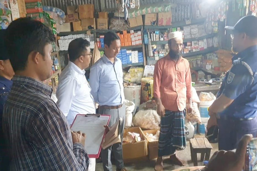 কুড়িগ্রামে সারের দাম বেশী রাখায় সাব ডিলারের অর্থদন্ড