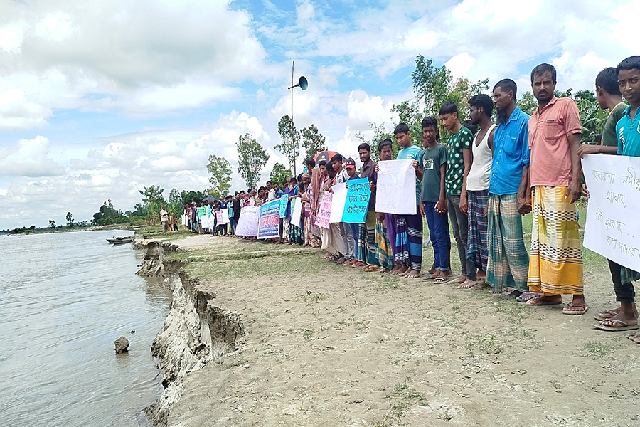 ধরলা নদীর ভাঙ্গন রোধে এলাকাবাসীর মানববন্ধন