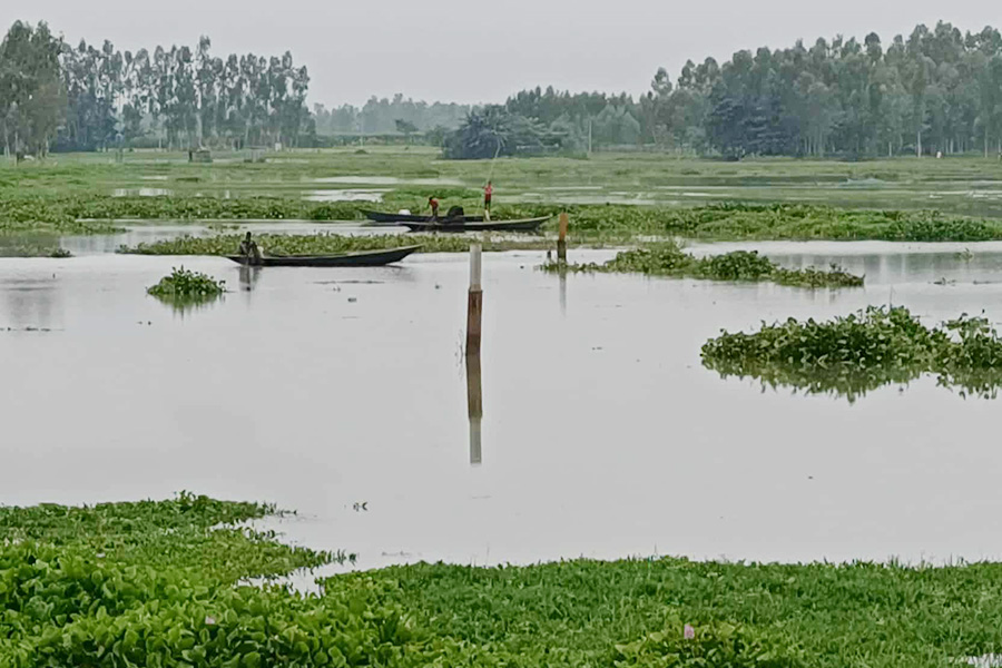 কু‌ড়িগ্রা‌মে ধকুমার নদের পানি বিপদসীসার নিচ দিয়ে প্রবাহিত হচ্ছে