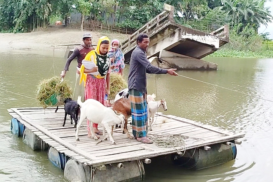 ঝুঁকি নিয়ে ড্রামের ভেলায় পারাপার শিক্ষার্থী ও গ্রামবাসীর