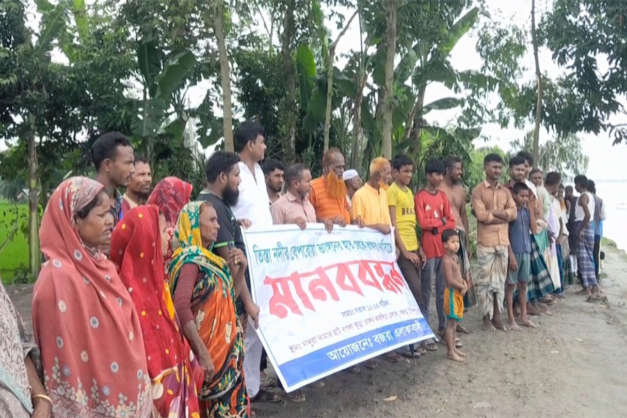 তিস্তা নদীর ভাঙ্গন রোধে এলাকাবাসীর মানববন্ধন