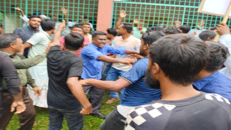 চরসাদীপুর ইউনিয়ন পাবনা জেলার সঙ্গে সংযুক্ত করার উদ্যোগের প্রতিবাদে মানববন্ধন