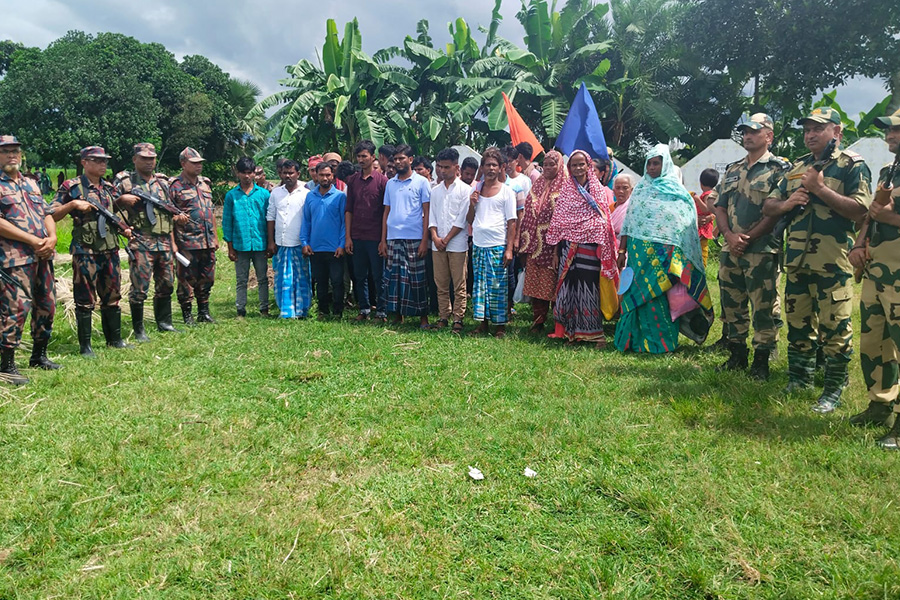 ভারতে আটক ৩৯ বাংলাদেশিকে বিজিবির কাছে হস্তান্তর