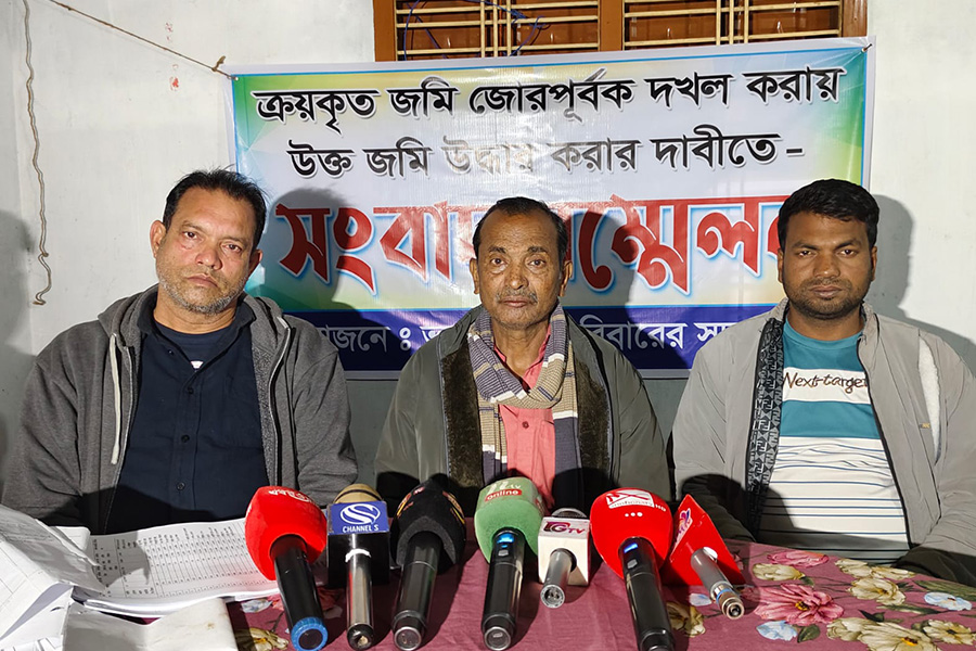 কুমারখালীতে জোরপূর্বক জমি দখলের প্রতিবাদে সংবাদ সম্মেলন