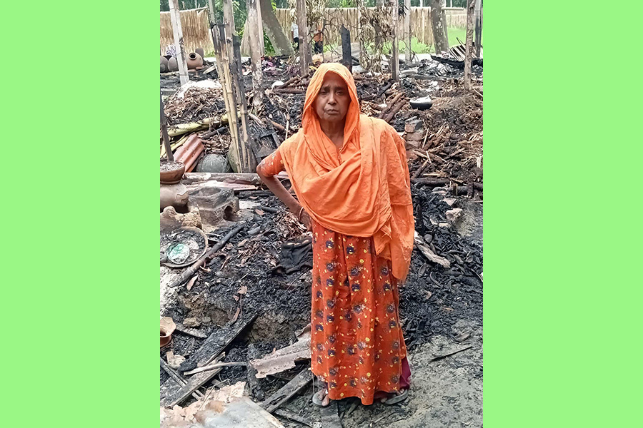 কুমারখালীতে বৃদ্ধার পাশে দাঁড়ালেন ইউএনও