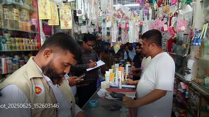 কুমারখালীতে যৌথ অভিযানে তিন প্রতিষ্ঠান মালিককে জরিমানা