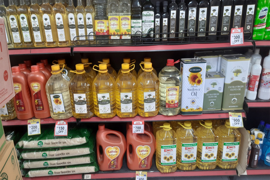 রাজধানীতে সয়াবিন তেলের সংকট অব্যাহত, সুপারশপেও সীমিত বিক্রি