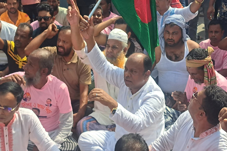 মাদারীপুর-১ আসনে মনোনয়ন স্থগিত করায় বিক্ষোভ