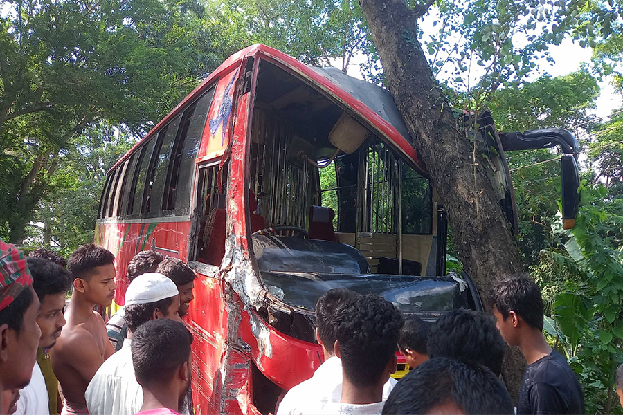 মাদারীপুরে দুই বাসের মুখোমুখি সংঘর্ষ, আহত ১৫