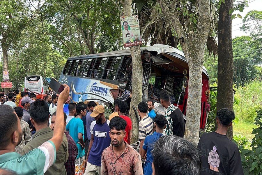 মাদারীপুরে দুই বাসের মুখোমুখি সংঘর্ষ, আহত ১৫