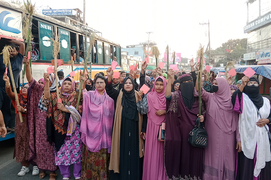 টাঙ্গাইল -১(মধুপুর -ধনবাড়ী) মনোনয়ন বঞ্চিত সমর্থকদের লাল কার্ডের বিক্ষোভ
