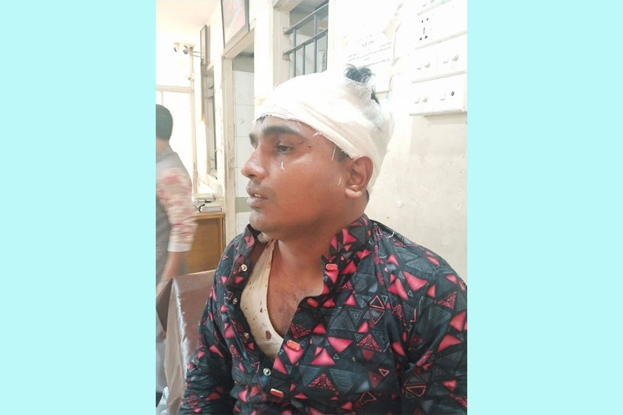 বাড়ির প্রবেশ পথে প্রাচীর নির্মাণে বাধা দিতে গিয়ে সন্ত্রাসী হামলার শিকার