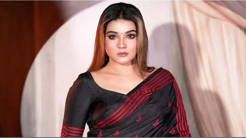 হঠাৎ আলোচনায় মাহিয়া মাহির রহস্যময় স্ট্যাটাস