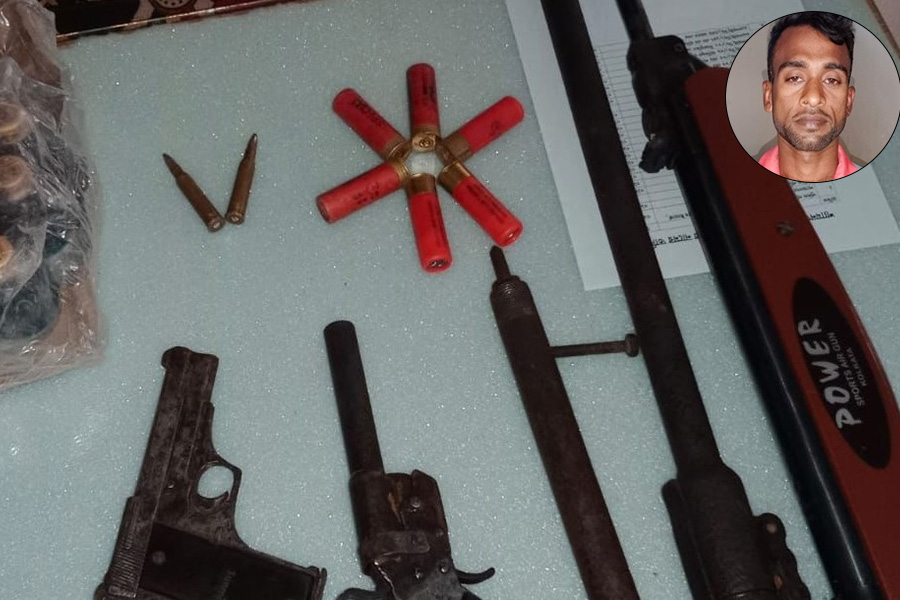 শীর্ষ চোরাকারবারী মামুন কয়াল শ্যামনগরে পিস্তল-গুলিসহ আটক