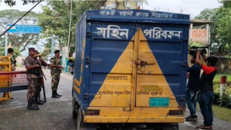 ত্রিপুরার মুখ্যমন্ত্রীকে প্রধান উপদেষ্টার হাড়িভাঙা আম উপহার