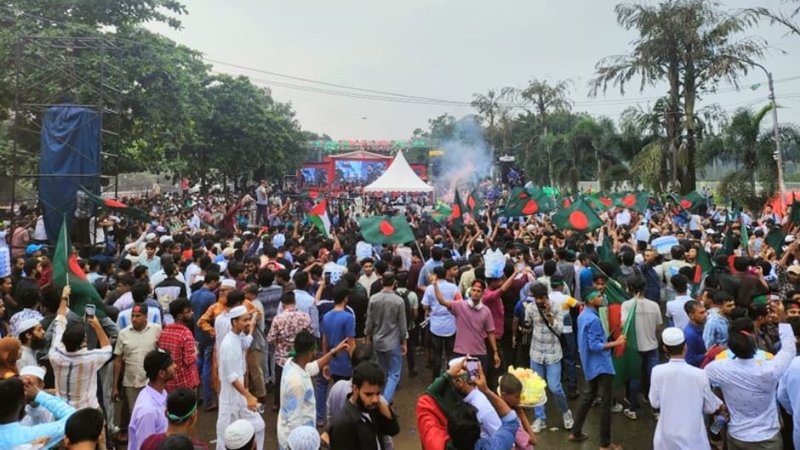 মানিক মিয়া এভিনিউয়ে জনতার ঢল