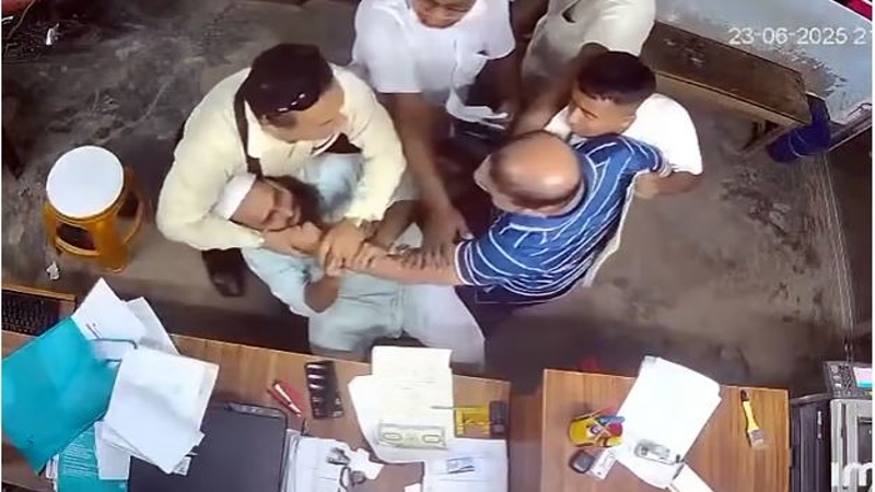 মানিকগঞ্জে দোকানিকে মারধর, থানায় অভিযোগ