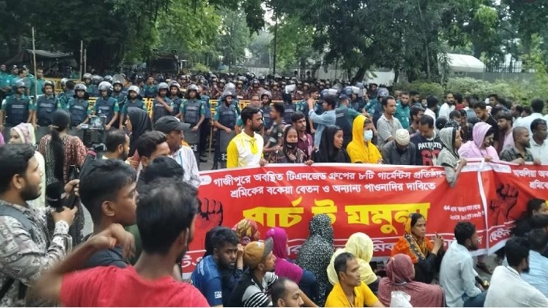 পুলিশের বাধায় কাকরাইল মোড়ে শ্রমিকদের অবস্থান