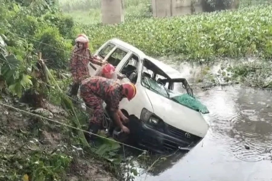 মাইক্রোবাস খালে পড়ে নারী নিহত, আহত ৮