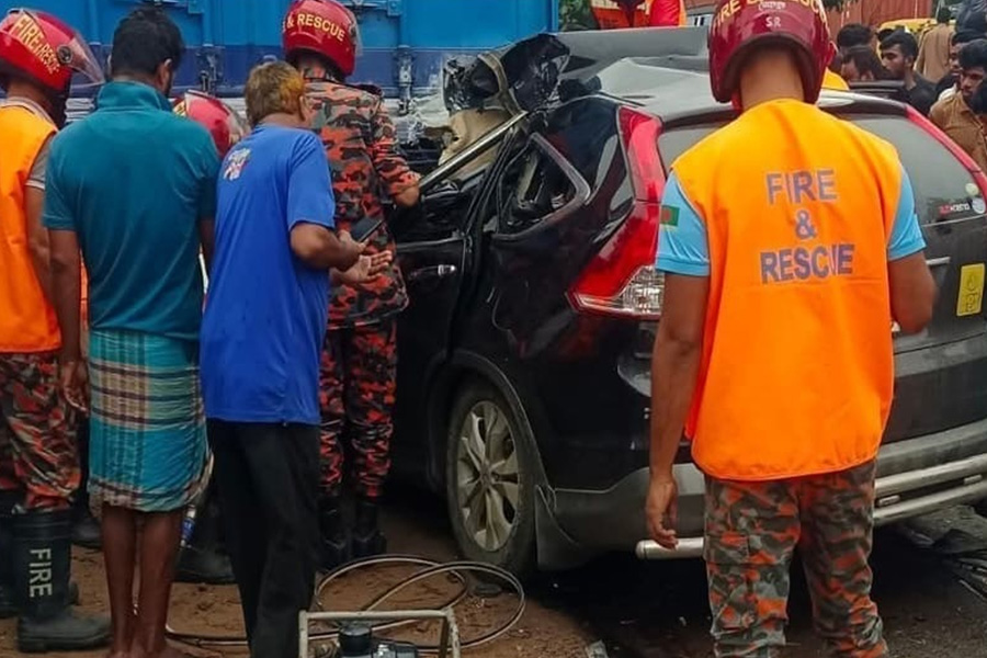 কক্সবাজারে যাওয়ার পথে সড়কে ঝরল বাবা-মেয়ের প্রাণ