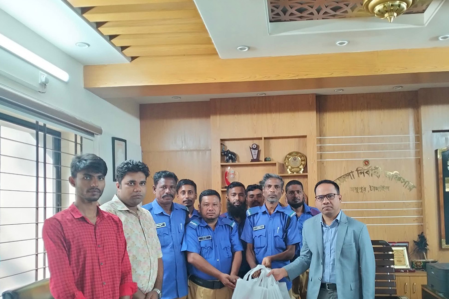 মধুপুরে গ্রাম পুলিশের হাতে শুভেচ্ছা উপহার