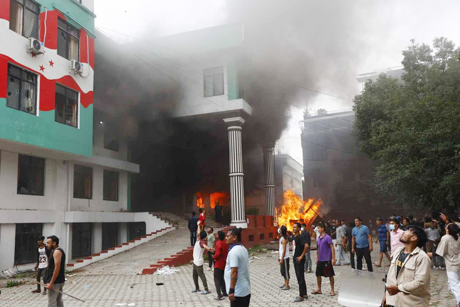 ক্ষমতাসীন কংগ্রেসের কেন্দ্রীয় কার্যালয়ে আগুন দিলো জনতা