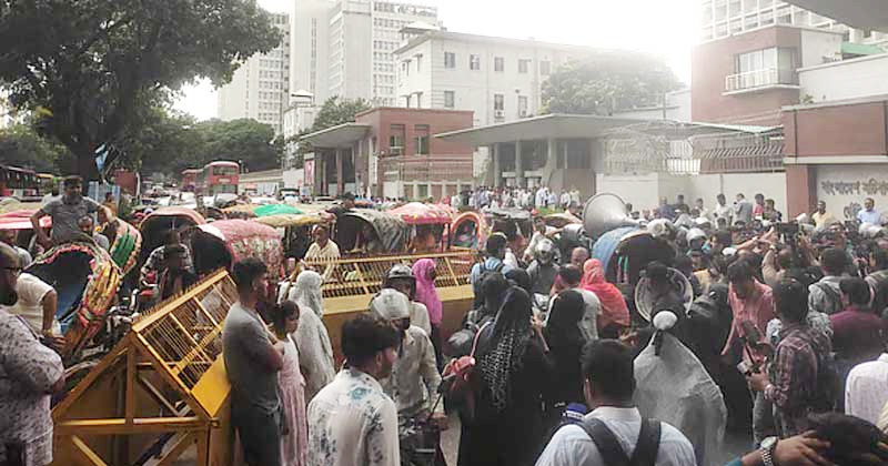 সচিবালয়ের সামনে জুলাই শহীদ পরিবার ও আহতদের অবস্থান