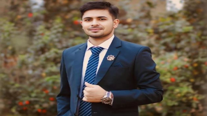 বান্ধবীকে হলে নিয়ে রাত্রিযাপন