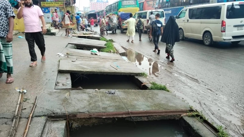 পরিচয় মিলেছে ড্রেনে পড়া নারীর, উদ্ধার অভিযান চলমান
