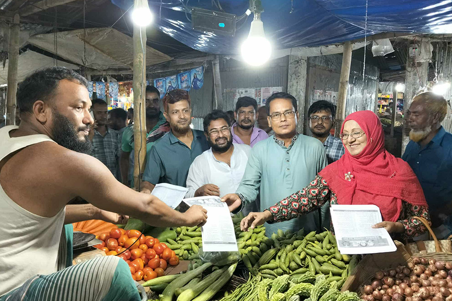 বিএনপির ৩১ দফা বাস্তবায়নের লক্ষ‍্যে কিশোরগঞ্জে লিফলেট বিতরণ