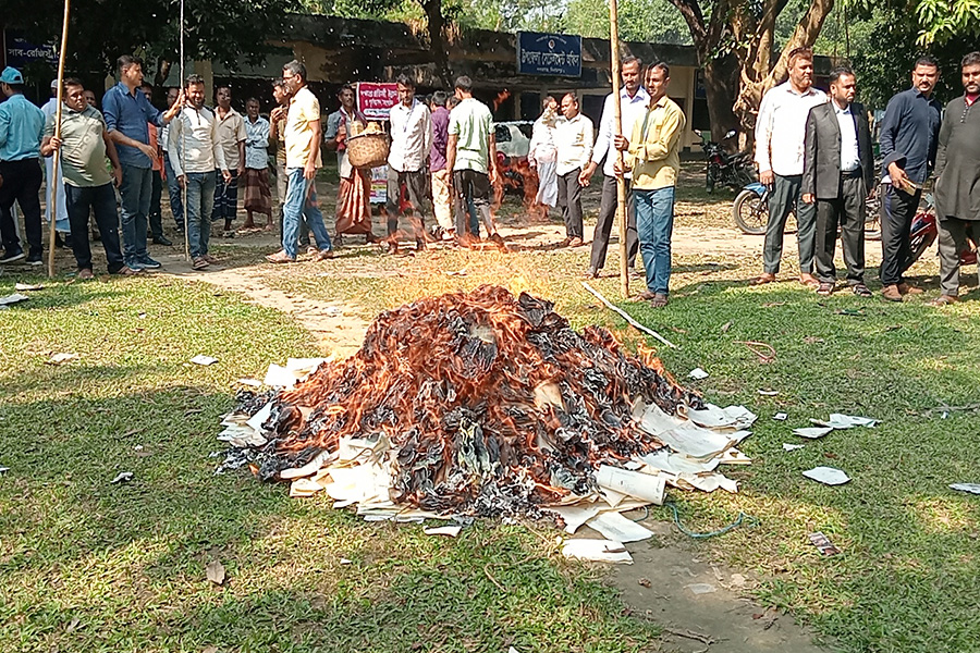 নবাবগঞ্জে ১৮০০ টি জমির দলিল পোড়ালো সাব রেজিস্ট্রার