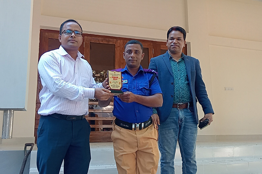 নবাবগঞ্জে আইন শৃঙ্খলা রক্ষায় বিশেষ অবদান রাখায় গ্রাম পুলিশকে সম্মাননা