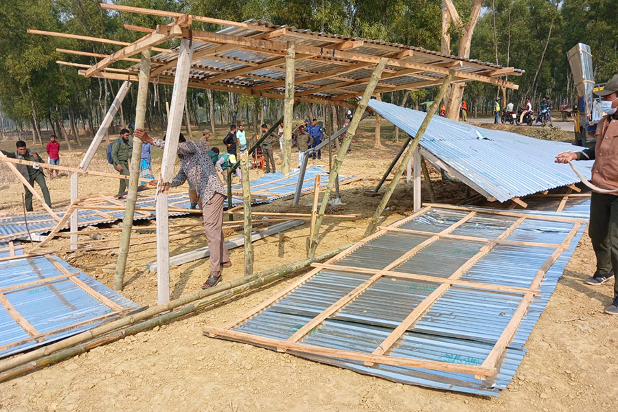 নবাবগঞ্জে সরকারি জায়গা দখল করে বাড়ি  নির্মাণ