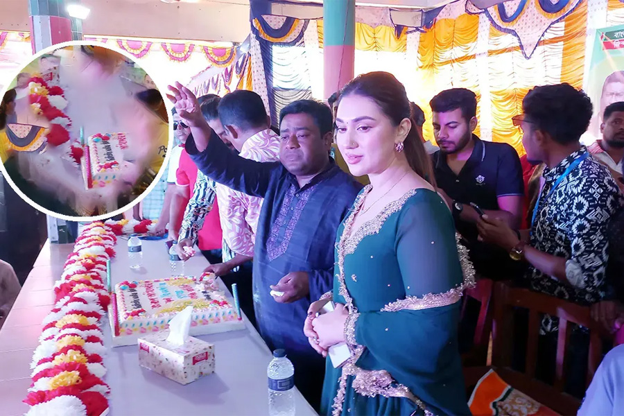 বিএনপির প্রতিষ্ঠাবার্ষিকীর কেক কাটলেন অপু বিশ্বাস