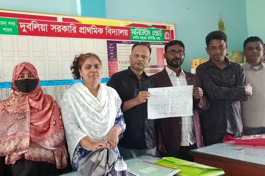 পাবনায় প্রাথমিক সহকারী শিক্ষকদের কর্মবিরতি চলছে