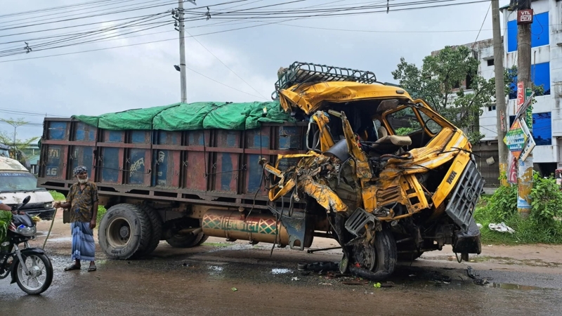 পাবনায় বাস-ট্রাক সংঘর্ষে ট্রাক চালক নিহত; আহত ২