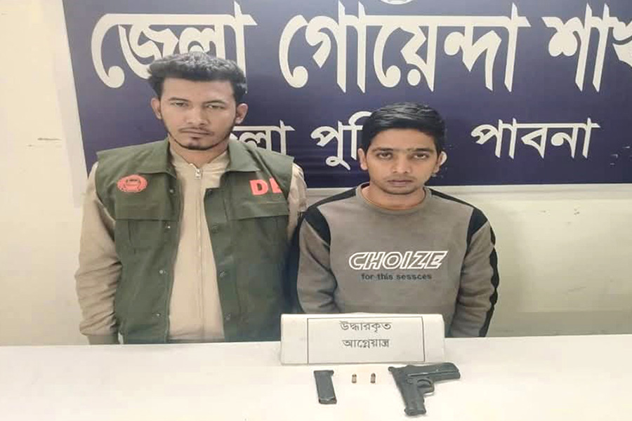 অস্ত্র উঁচিয়ে গুলি করা সেই যুবক তুষার গ্রেপ্তার